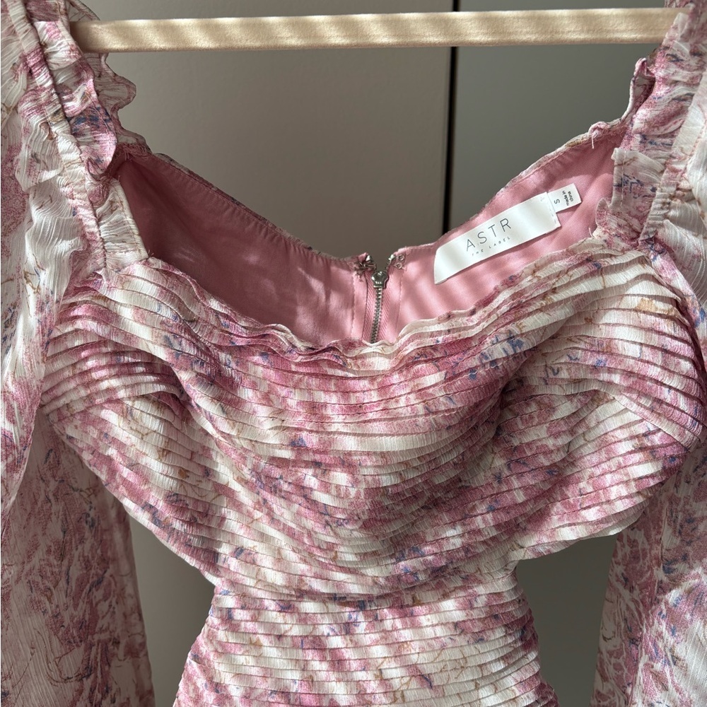ASTR
SAVITA ABSTRACT PRINT RUCHED CUTOUT TOP Size Small - Picture 8 of 8